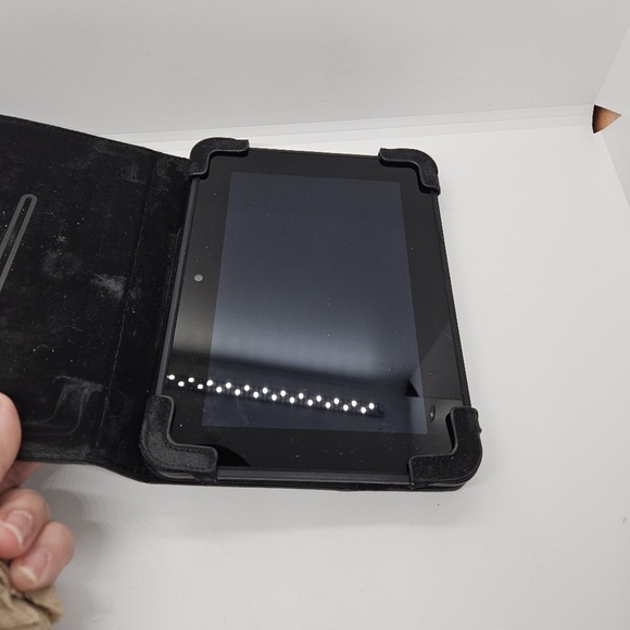 Amazon Kindle Fire HD 7" 32 GB with gray Belkin case - Picture 3 of 11